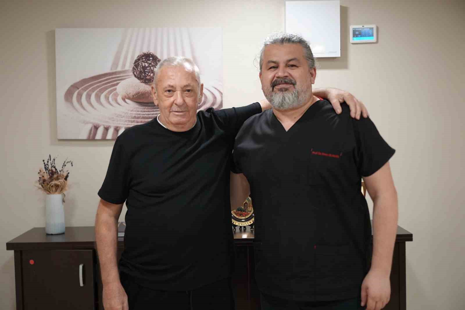 Pacientul Mehmet Er și Prof. Dr. Enes Duman după procedura relatată de İHA