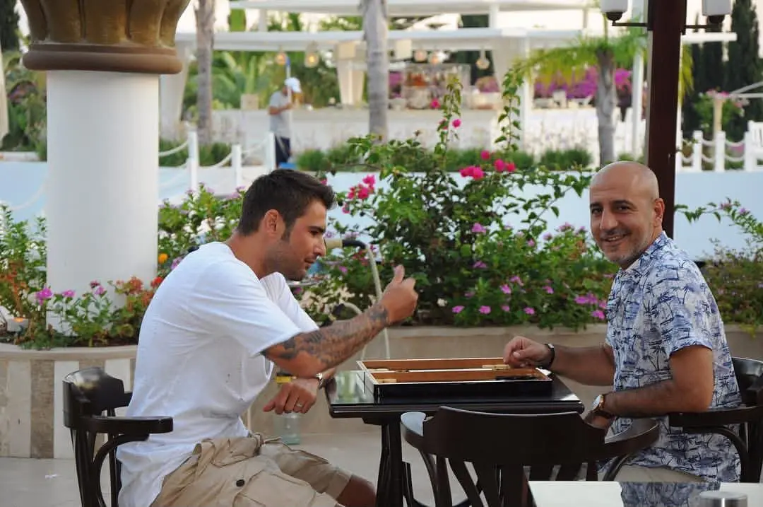 Cesur Durak discutând cu un oaspete în cadrul unei deplasări la Sianji Bodrum