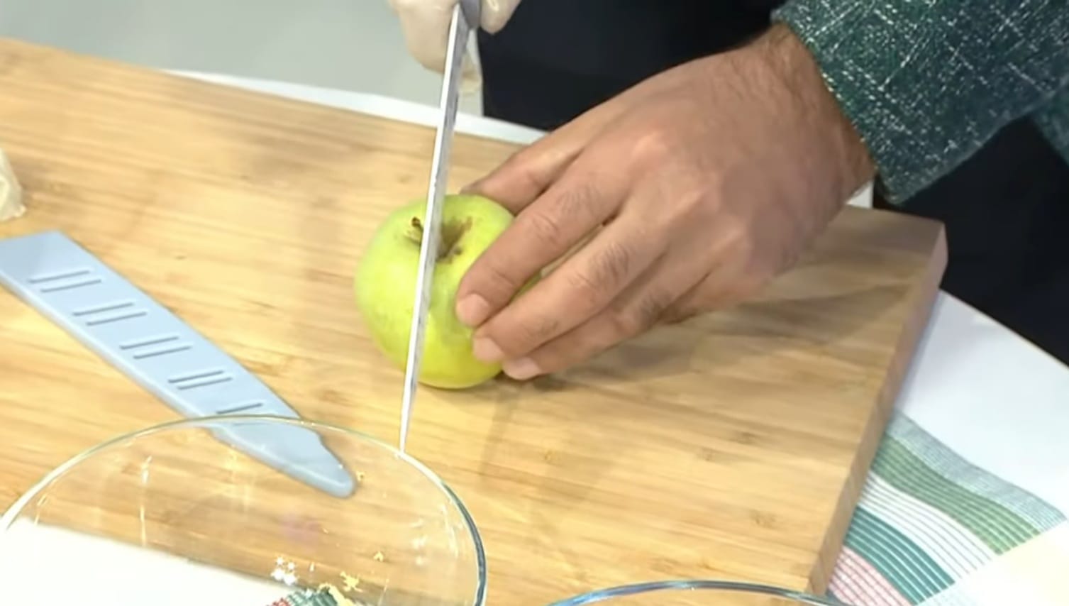 Cesur Durak și Teo Trandafir prezentând fresh-ul verde