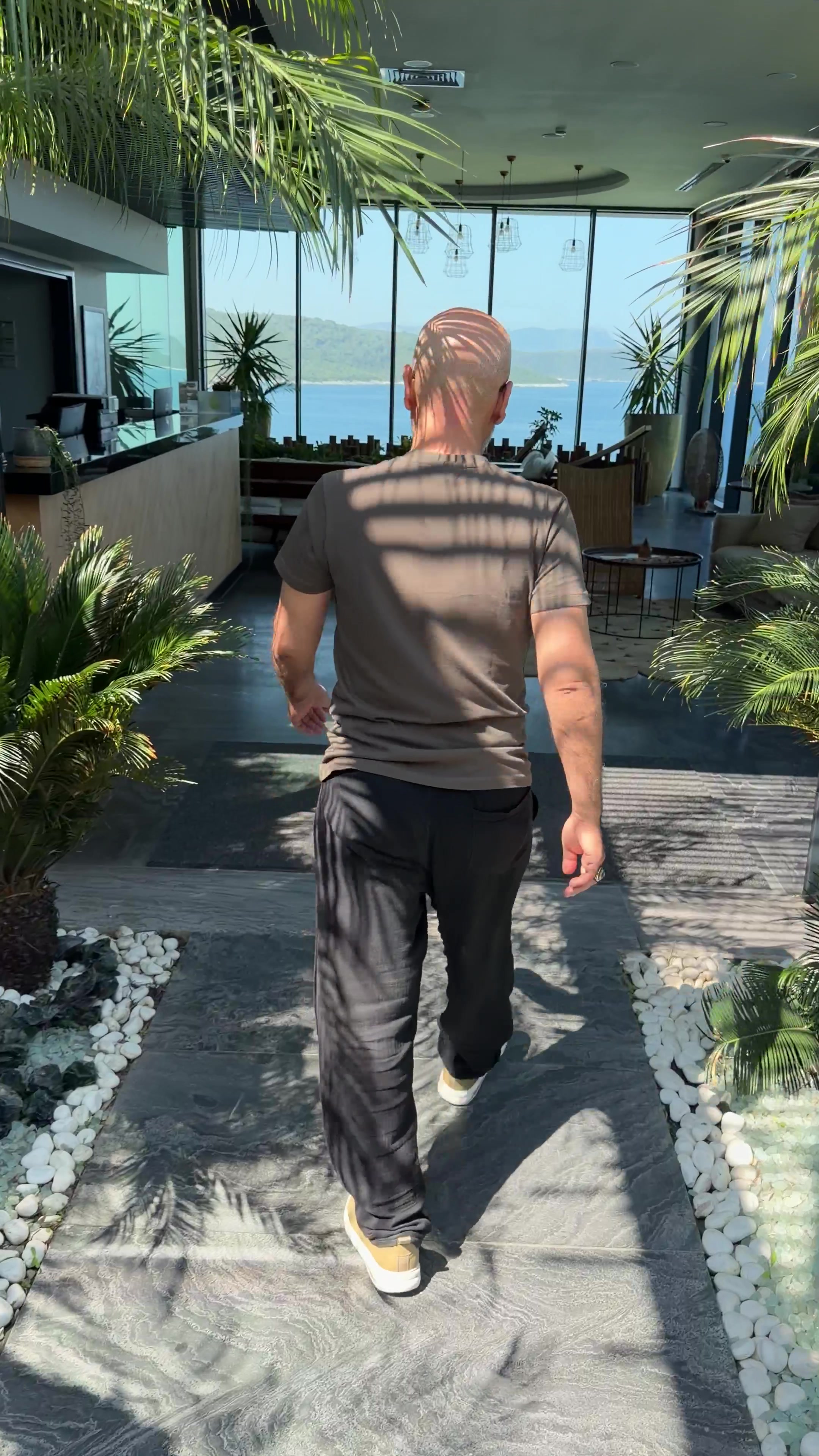 Cesur Durak intrând în centrul Vitalica Wellness Bodrum