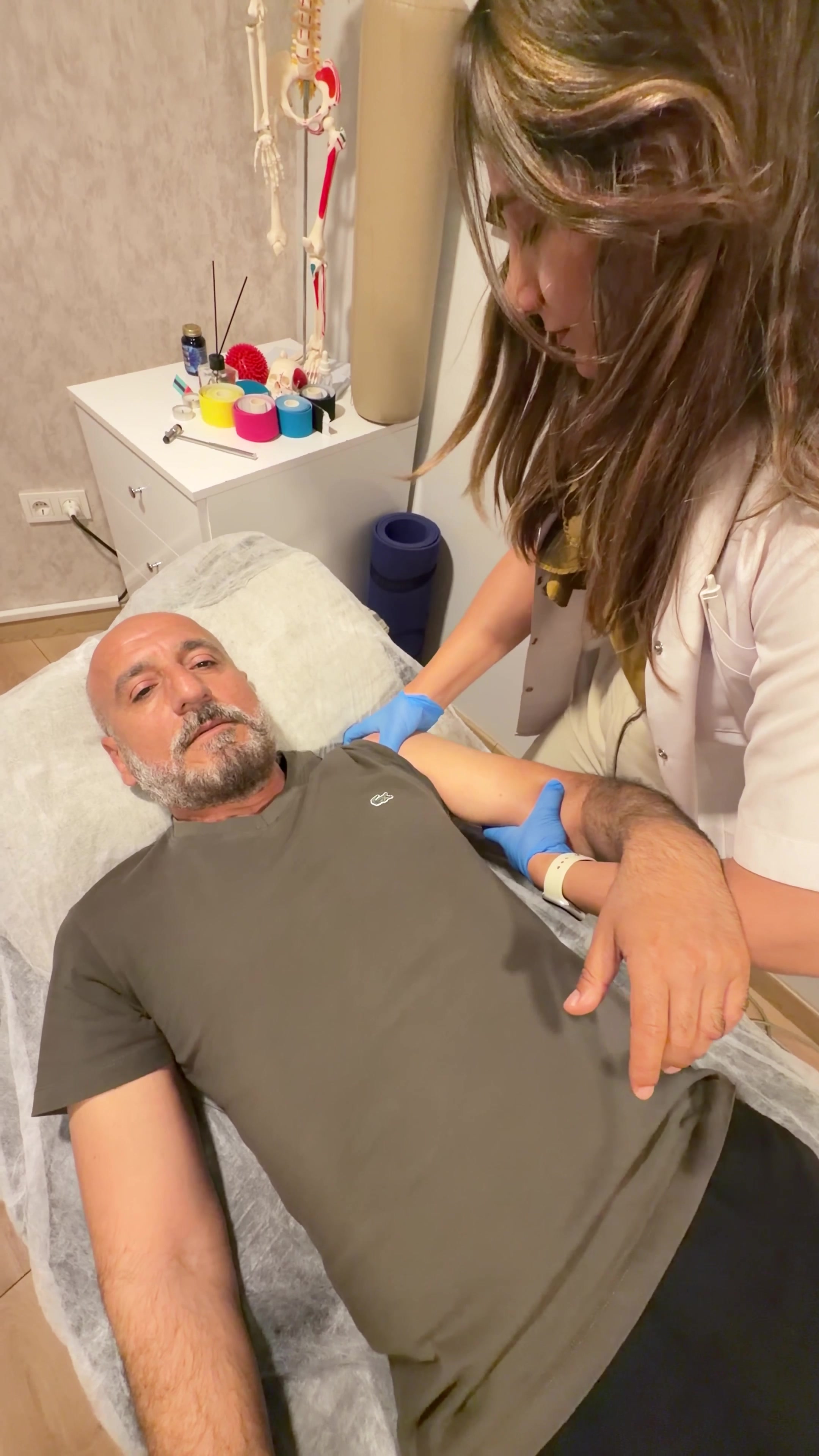 Cesur Durak și fizioterapeutul în timpul unei proceduri