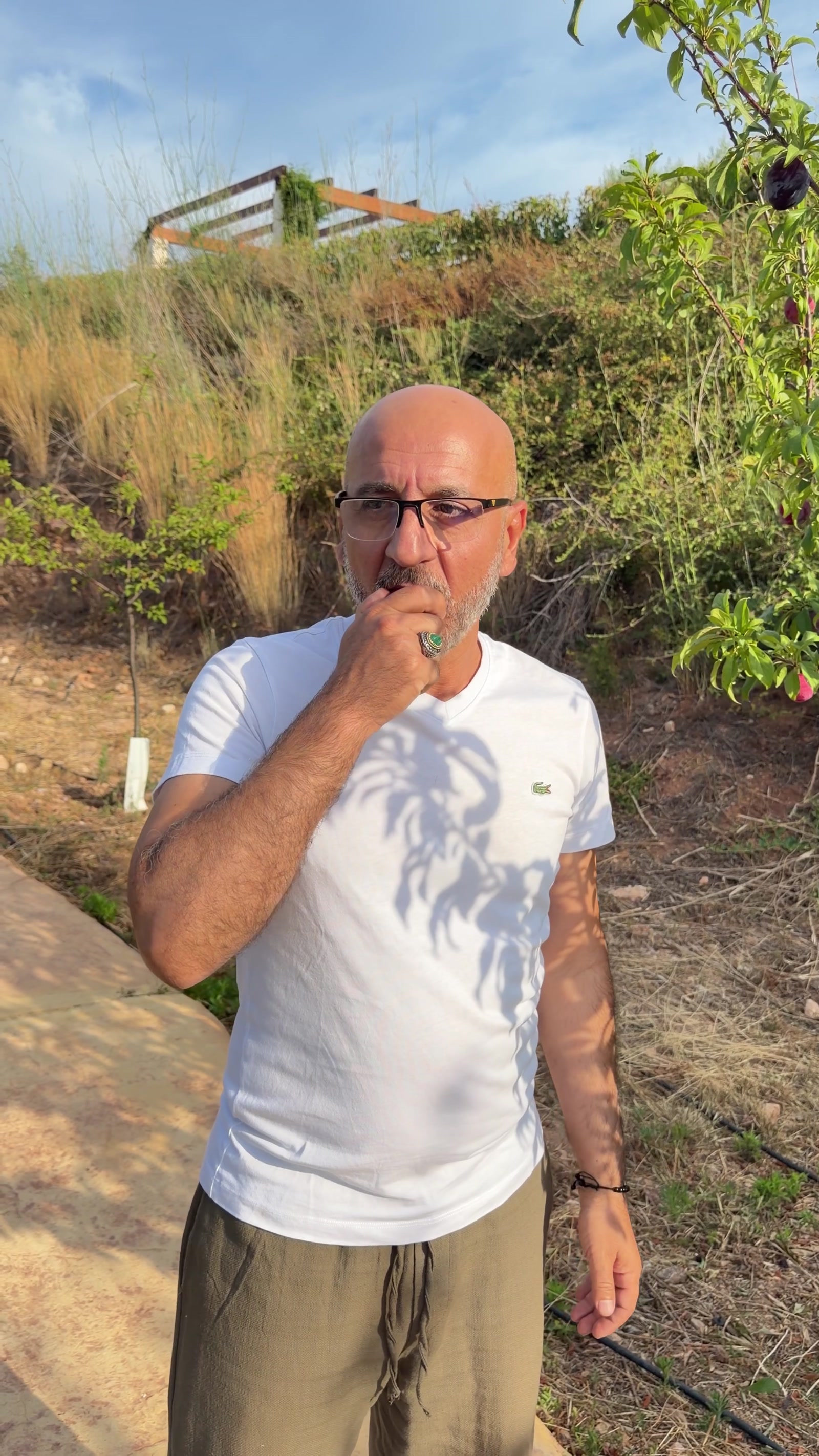 Cesur Durak culegând un produs la Finca Althaya