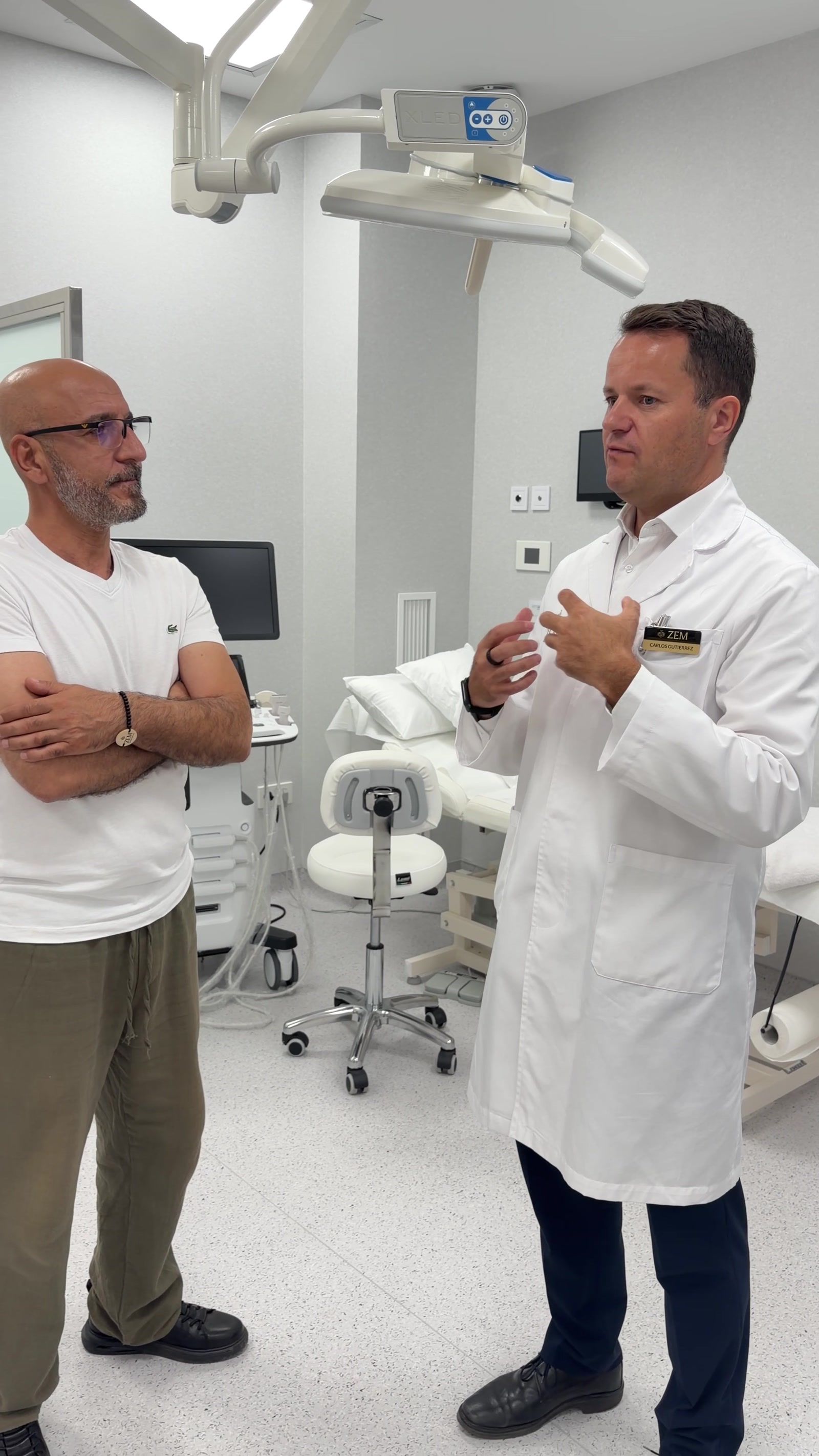 Cesur Durak analizând specialitățile disponibile la ZEM Clinic