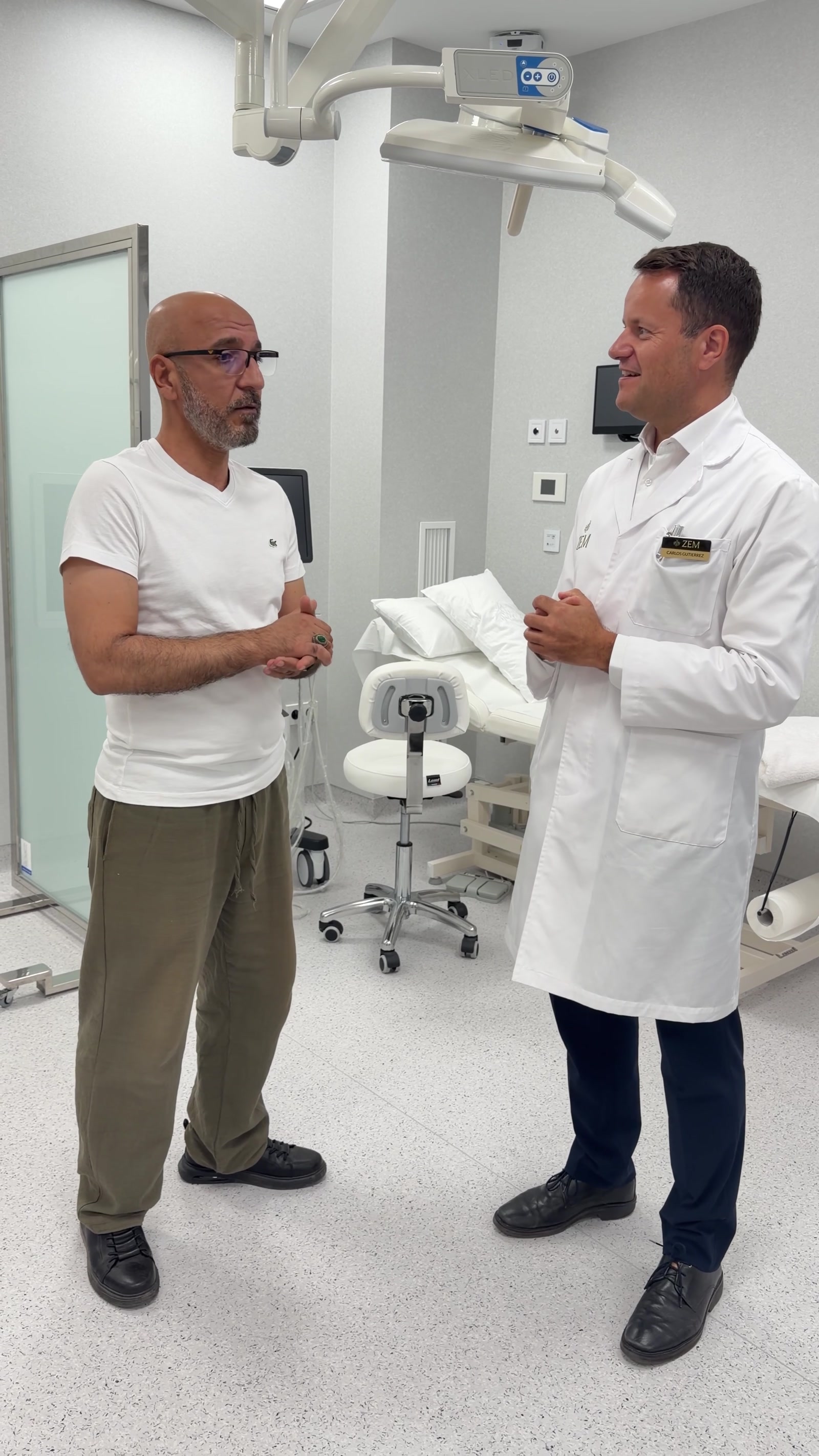 Cesur Durak discutând cu un medic la ZEM